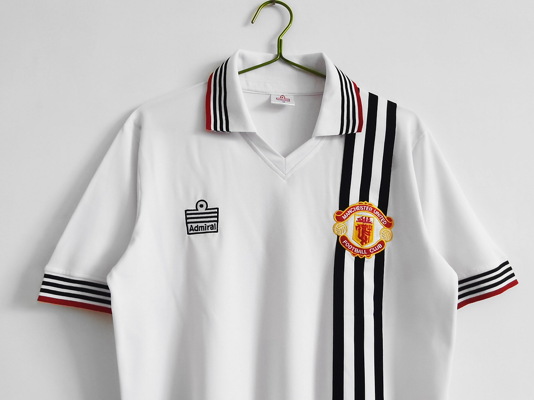 Manchester United 1982/83 (Away Kit) 6