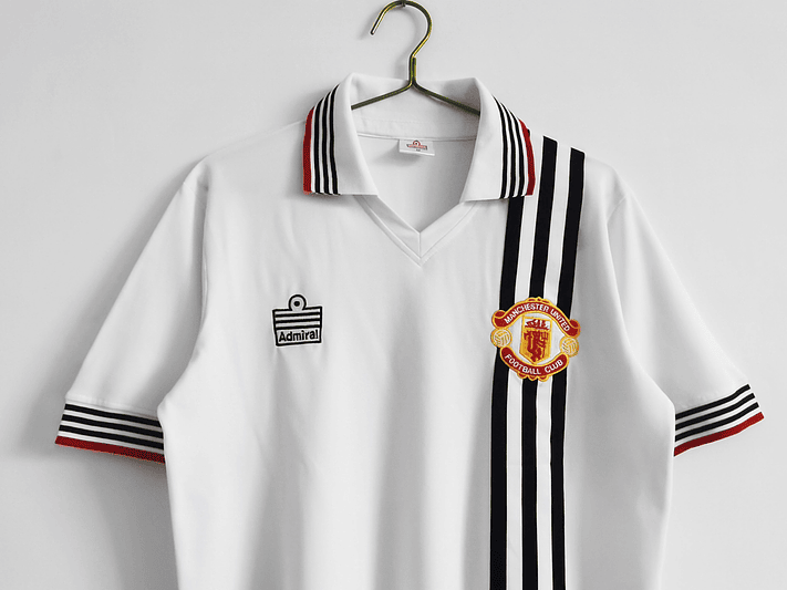 Manchester United 1982/83 (Away Kit) 6