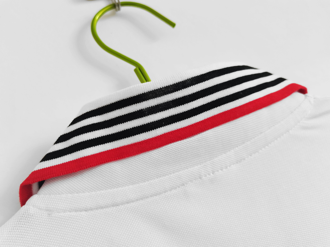 Manchester United 1982/83 (Away Kit) 8