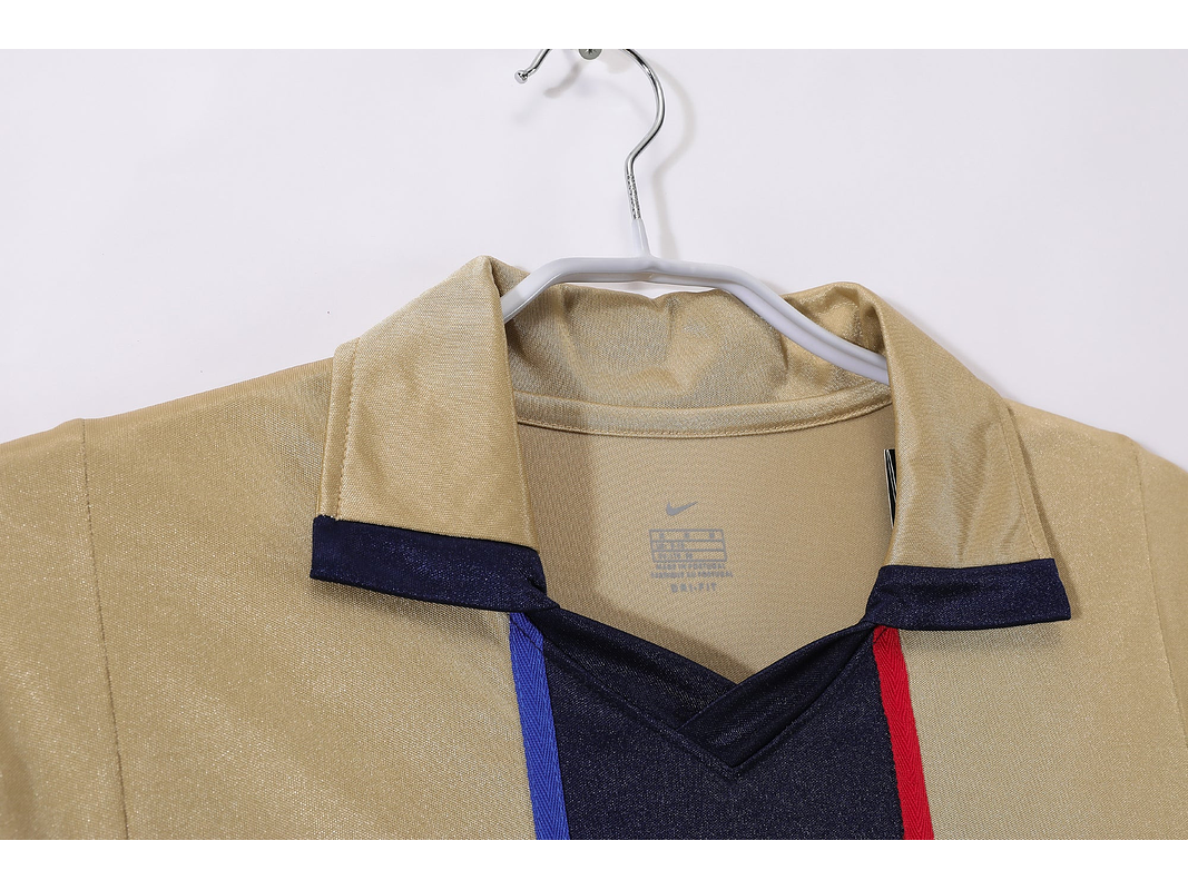 Barcelona 2001/02 (Away Kit) 7