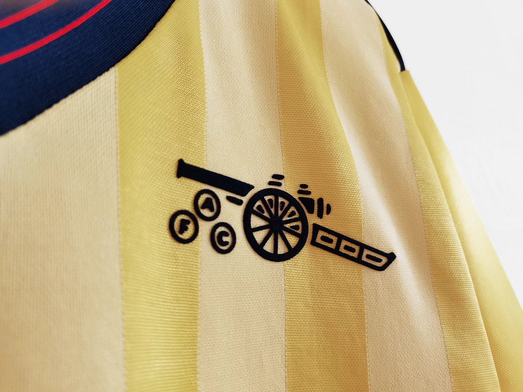 Arsenal 1983/86 (Away Kit) 3