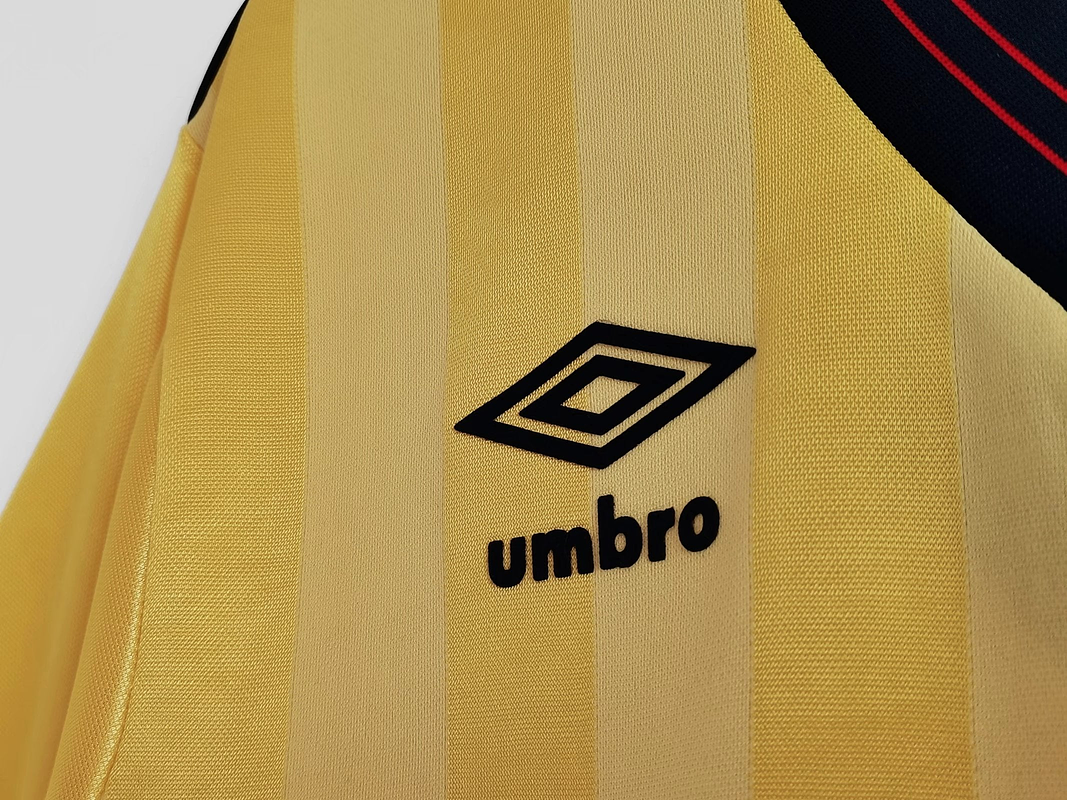 Arsenal 1983/86 (Away Kit) 4