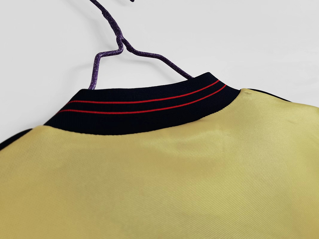 Arsenal 1983/86 (Away Kit) 5