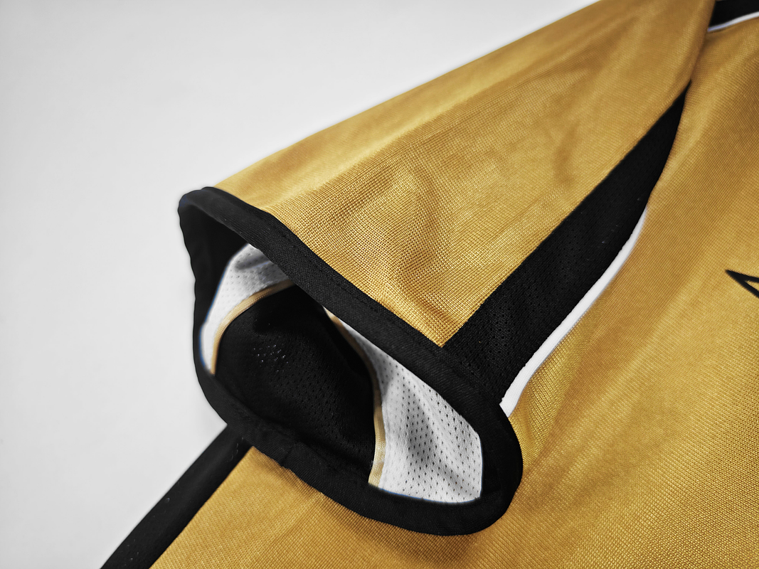 Manchester United 2001/02 Centenary (Gold) 9