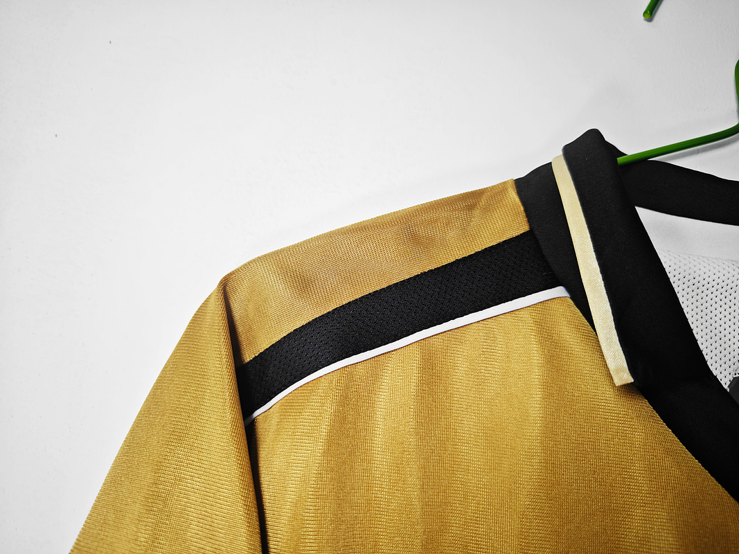 Manchester United 2001/02 Centenary (Gold) 10