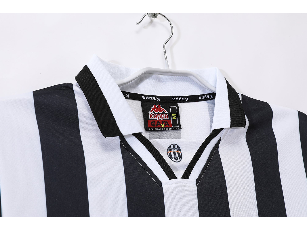 Juventus 1996/97 (Home Kit) 4