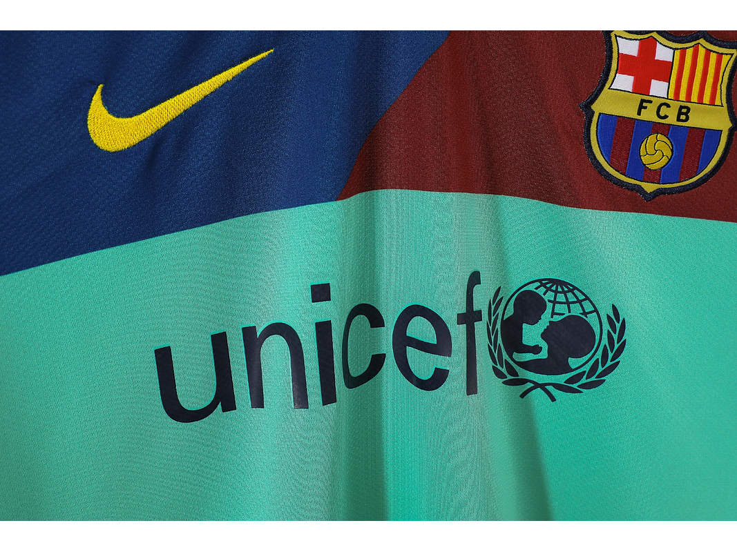 Barcelona 2010/11 (Away Kit) 4