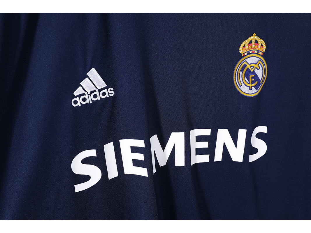 Real Madrid 2005/06 (Away Kit) 10