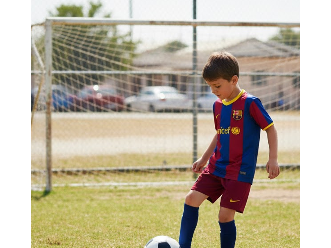 Barcelona 2010/11 (Home Kit - Kids) 10