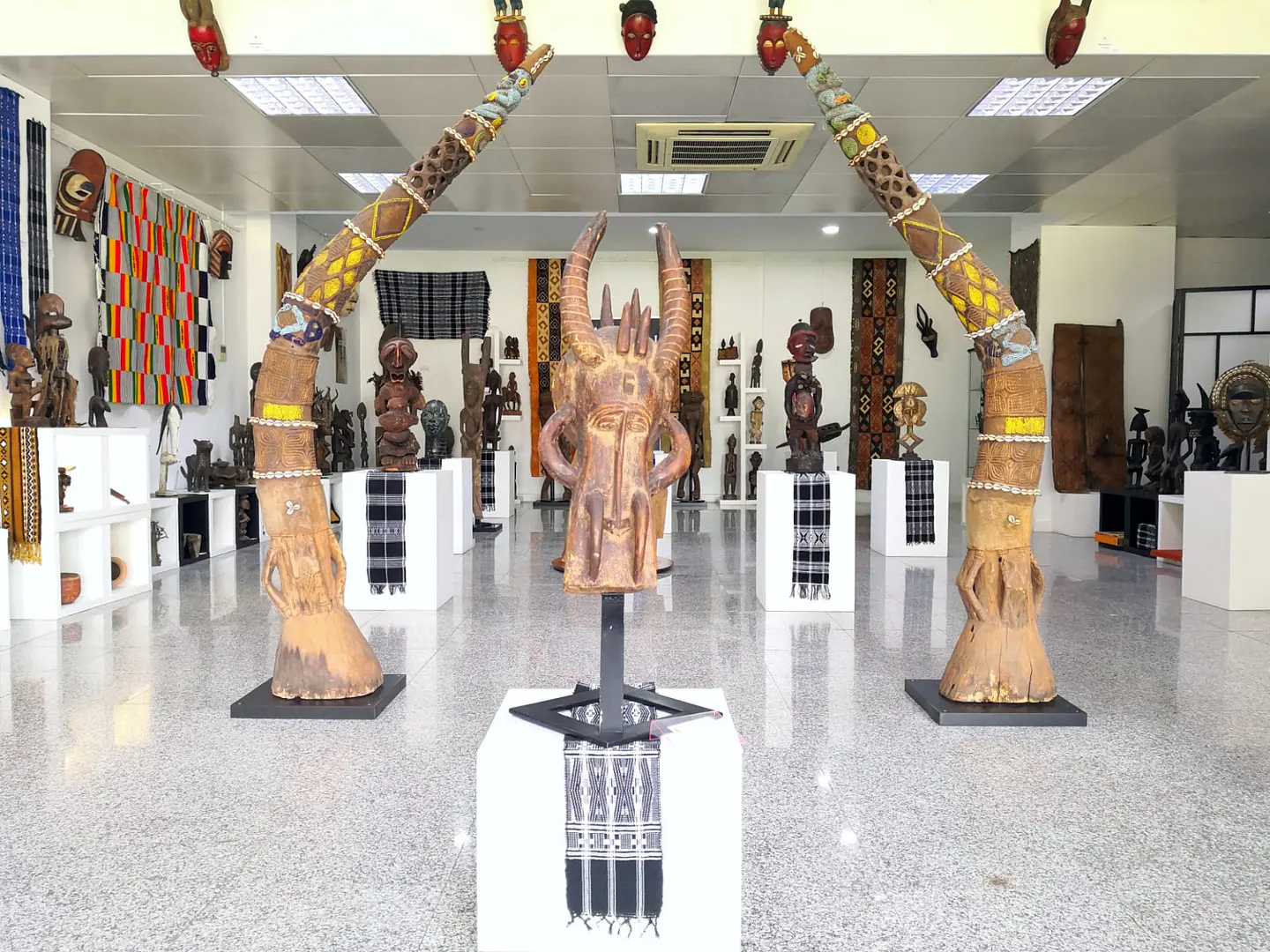 Interior da galeria Afrika Infinity com obras de arte africana