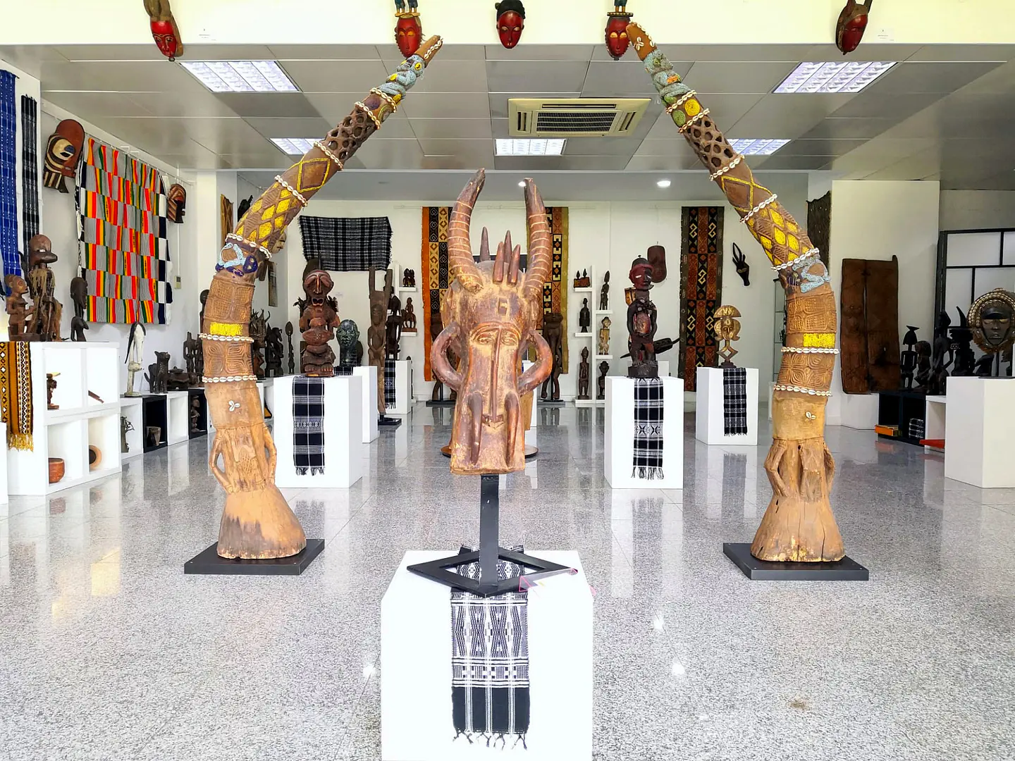 Interior da galeria Afrika Infinity com obras de arte africana