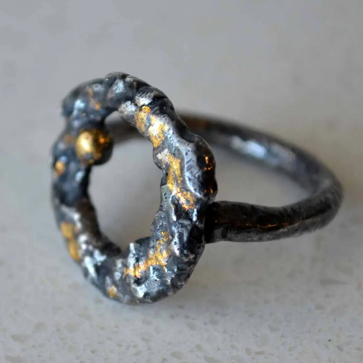 ANILLO ESCULTÓRICO VACÍO - PLATA Y ORO (Keum Boo)