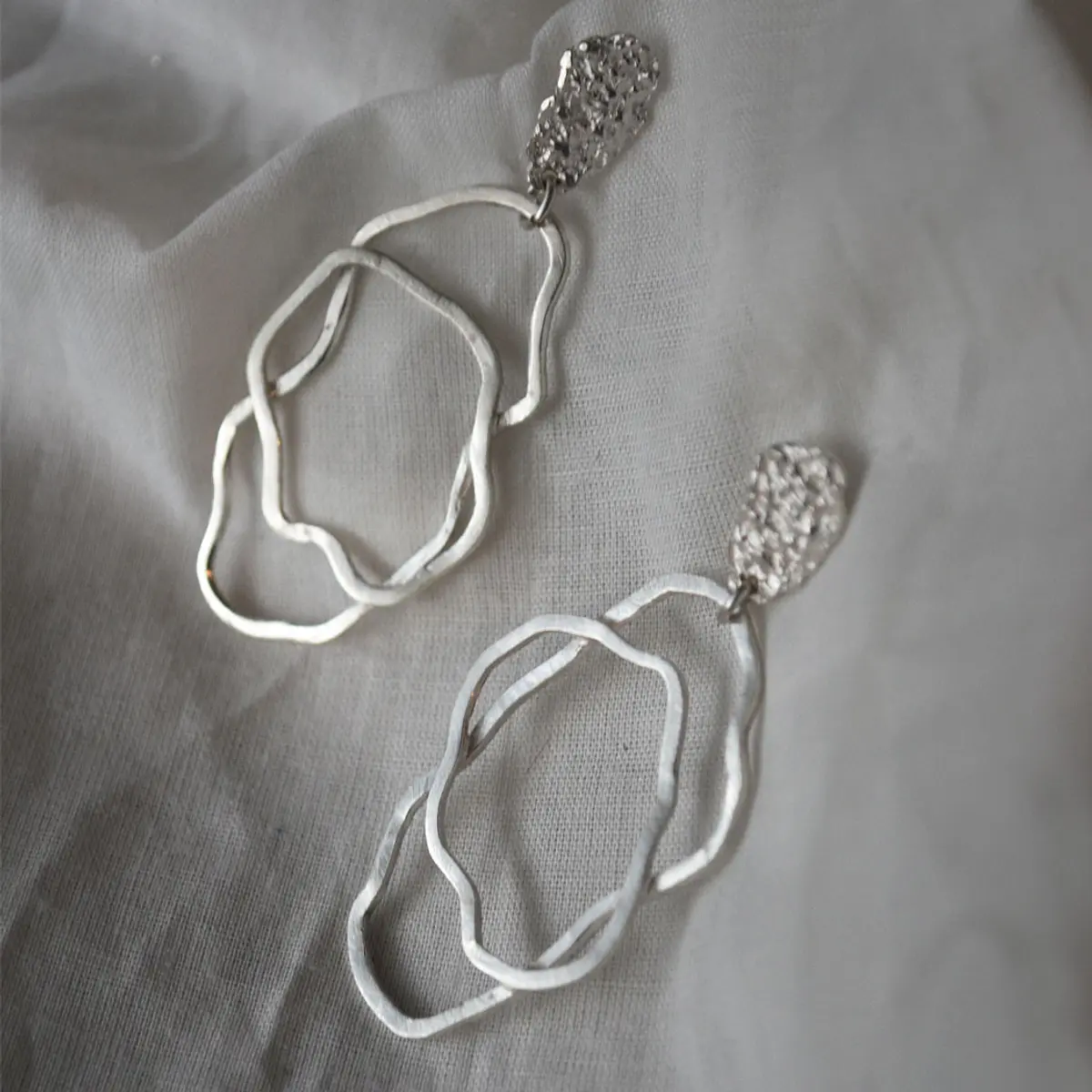 Aros Colibrí "Sabiduría y Calma" Piedra Amatista. Enchape Plata 950