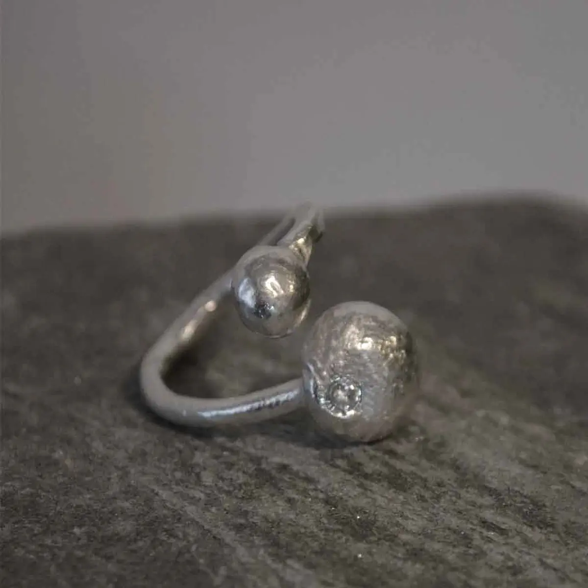 U Anillo Ajustable Lámina con Pluma Plata 950