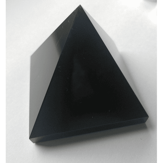 Pirâmide de obsidiana negra