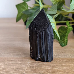 Turmalina negra semi-polida 