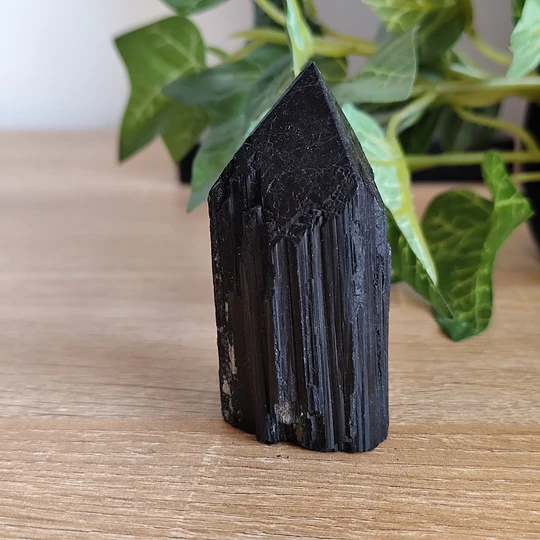 Turmalina negra semi-polida 