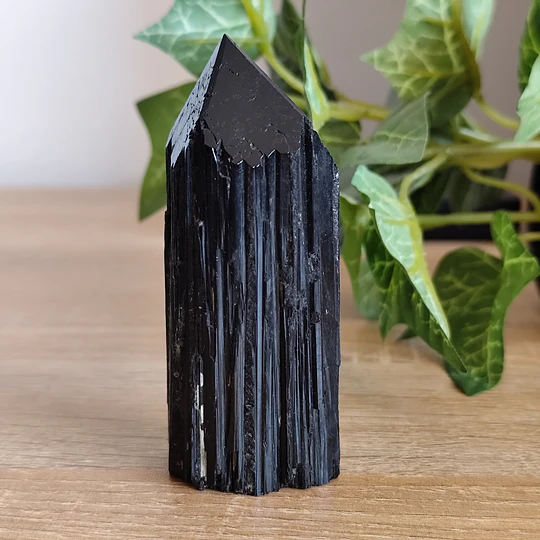 Turmalina negra semi-polida 