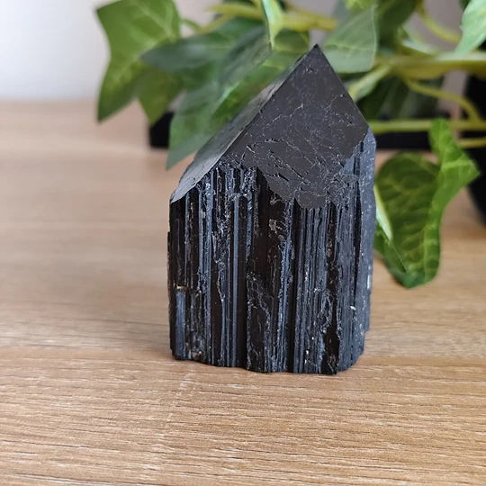 Turmalina negra semi-polida 