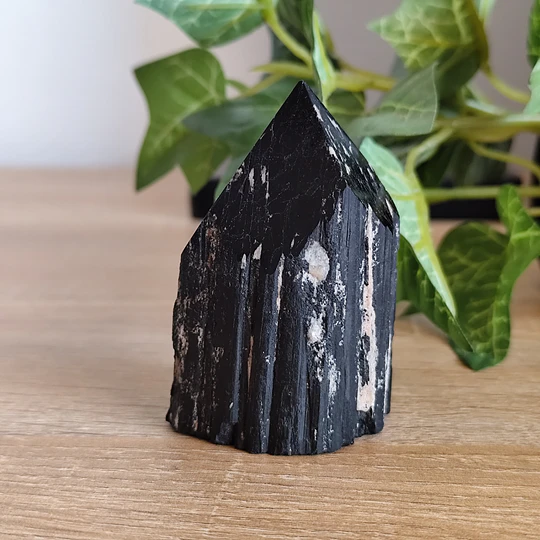 Turmalina negra semi-polida 