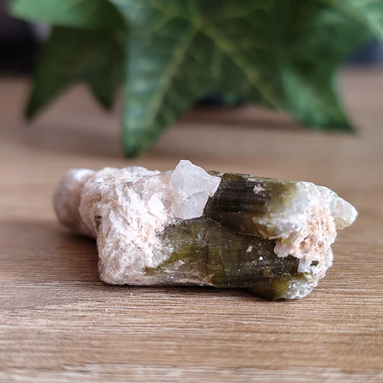 Turmalina verde em matriz de quartzo 