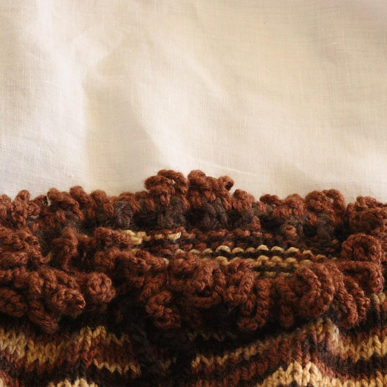 Chaleco Niña Tejido a Mano Café 2