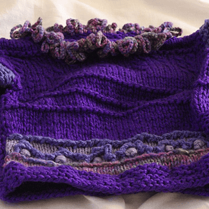 Chaleco Niña Tejido a Mano Morado Oscuro