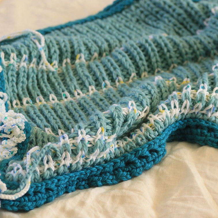 Manta Tejida a Mano Celeste 1