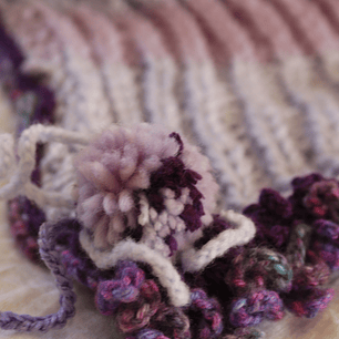 Manta Tejida a Mano Morada