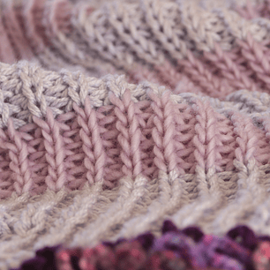 Manta Tejida a Mano Morada