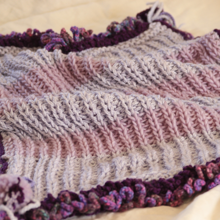Manta Tejida a Mano Morada 3