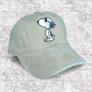 Snoopy lentes. Gorra bordada.