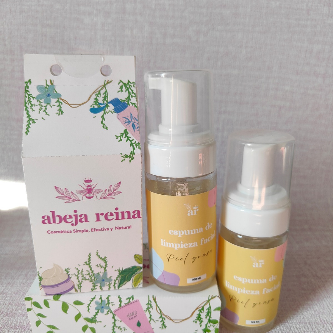 Espuma de Limpieza Facial para Piel Grasa con Tea Tree y Agua de Rosas – Abeja Reina 1