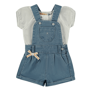 Jardineira calção com t-shirt