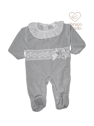 Babygrow veludo com renda e lacinho cinzento 