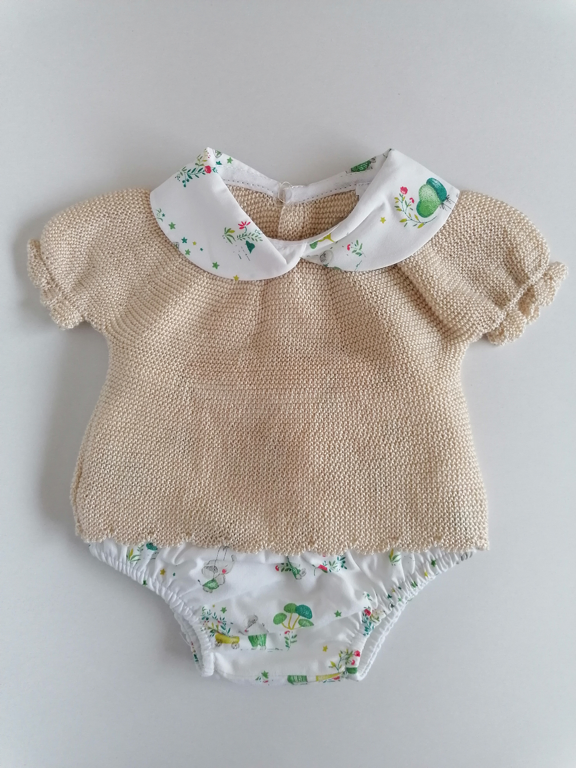 Conjunto bebé malha com gola e tapa-fraldas estampado 1