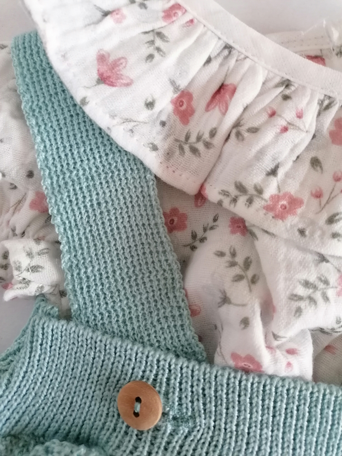 Conjunto bebé fofo em malha com blusa floral e folho 6