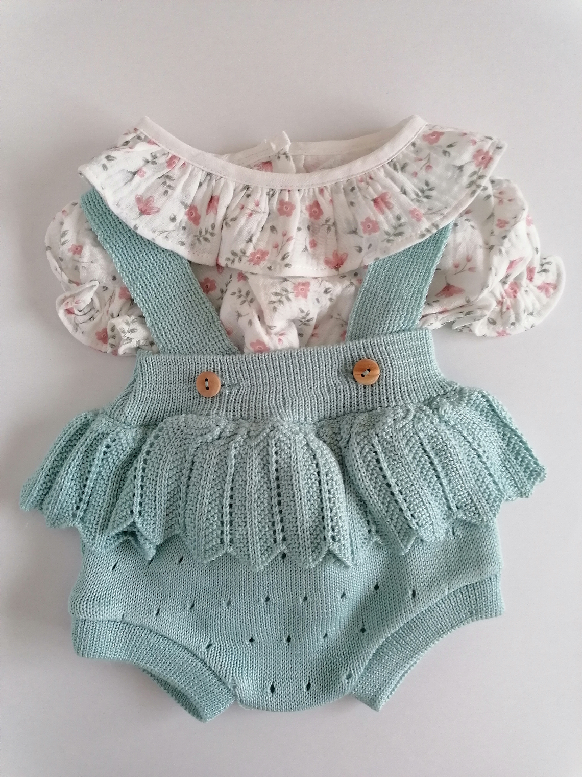 Conjunto bebé fofo em malha com blusa floral e folho 2