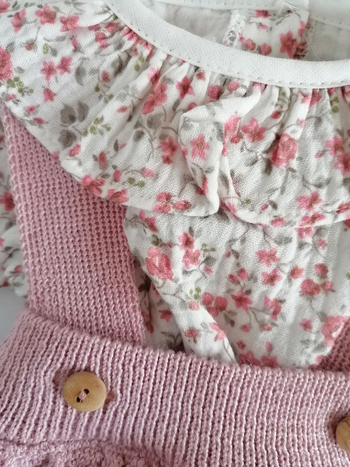Conjunto bebé fofo em malha com blusa floral e folho 4