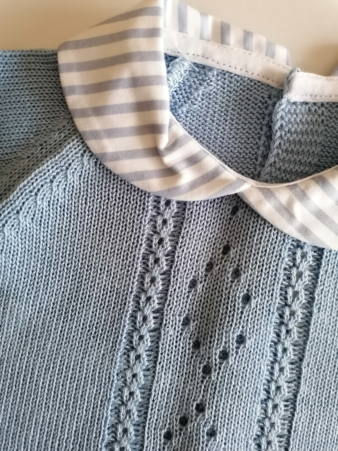 Conjunto bebé malha com gola e fofo às riscas 2