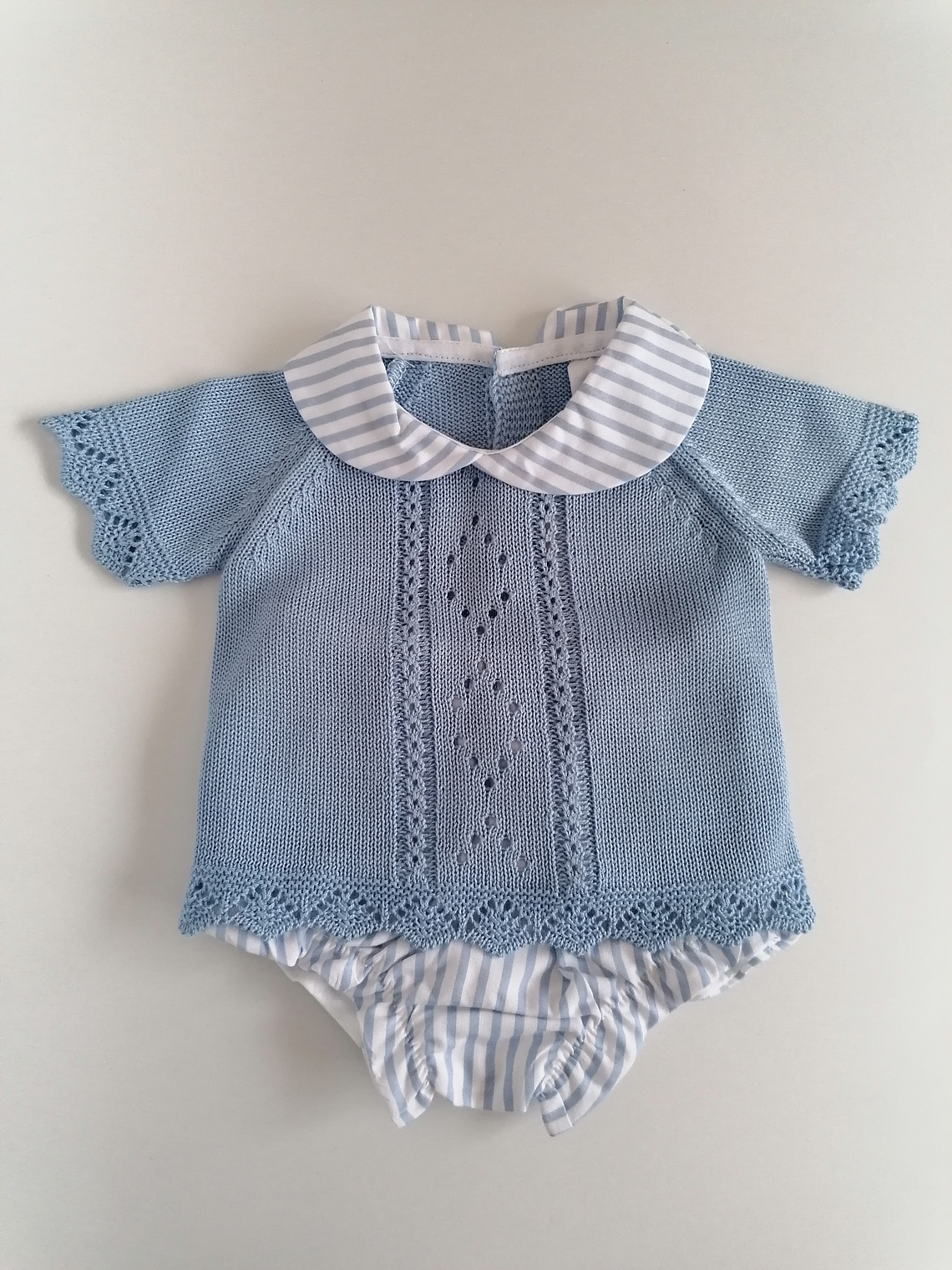 Conjunto bebé malha com gola e fofo às riscas 1