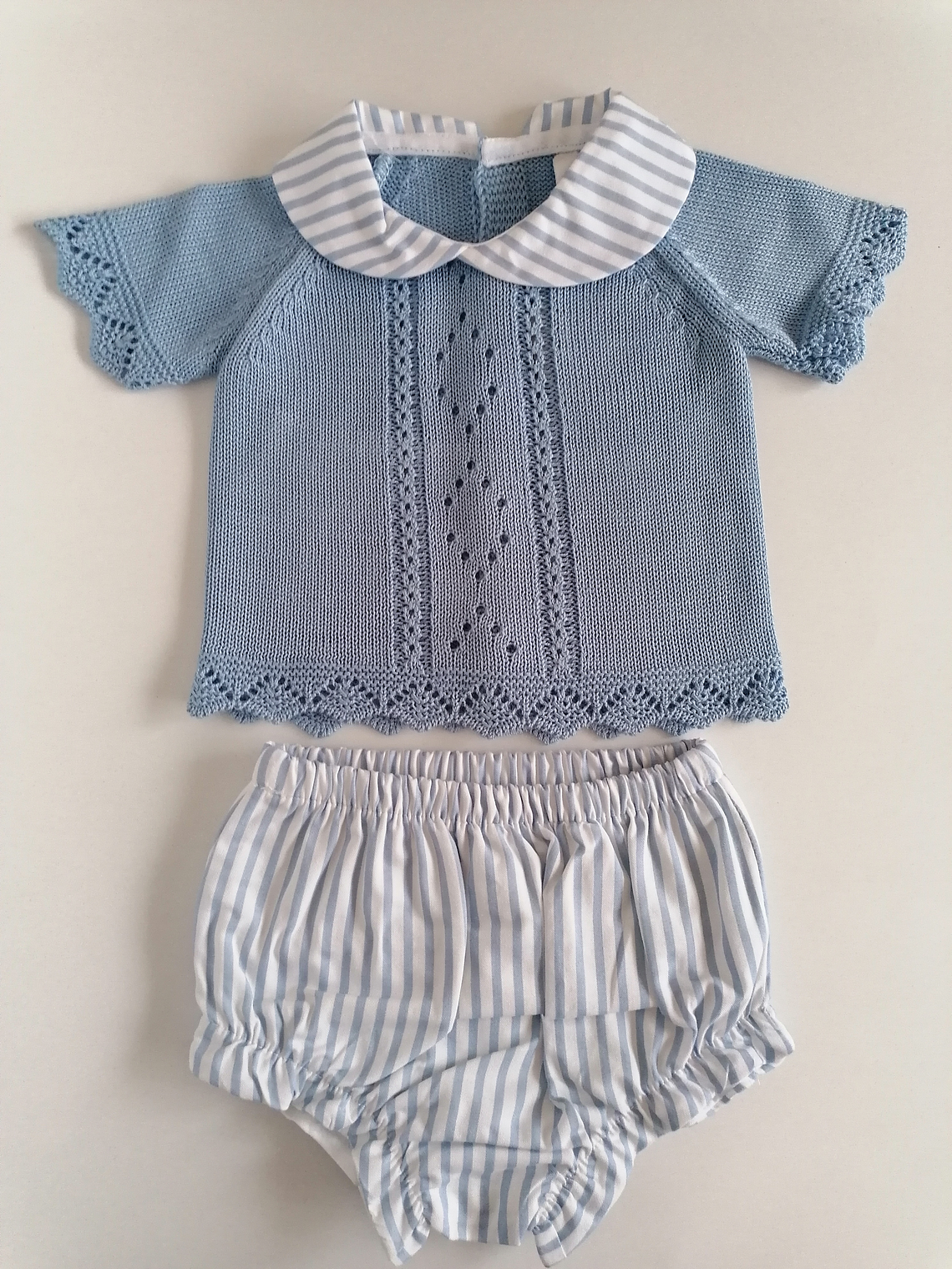 Conjunto bebé malha com gola e fofo às riscas 3