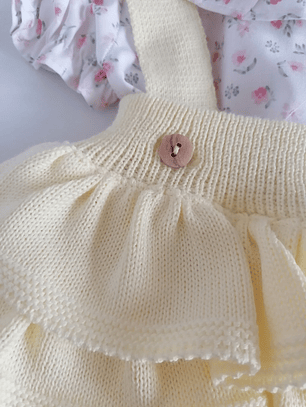 Conjunto bebé jardineira em malha com folhos e blusa floral