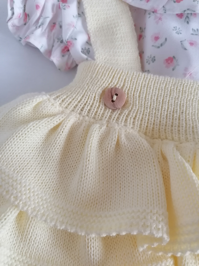 Conjunto bebé jardineira em malha com folhos e blusa floral 2