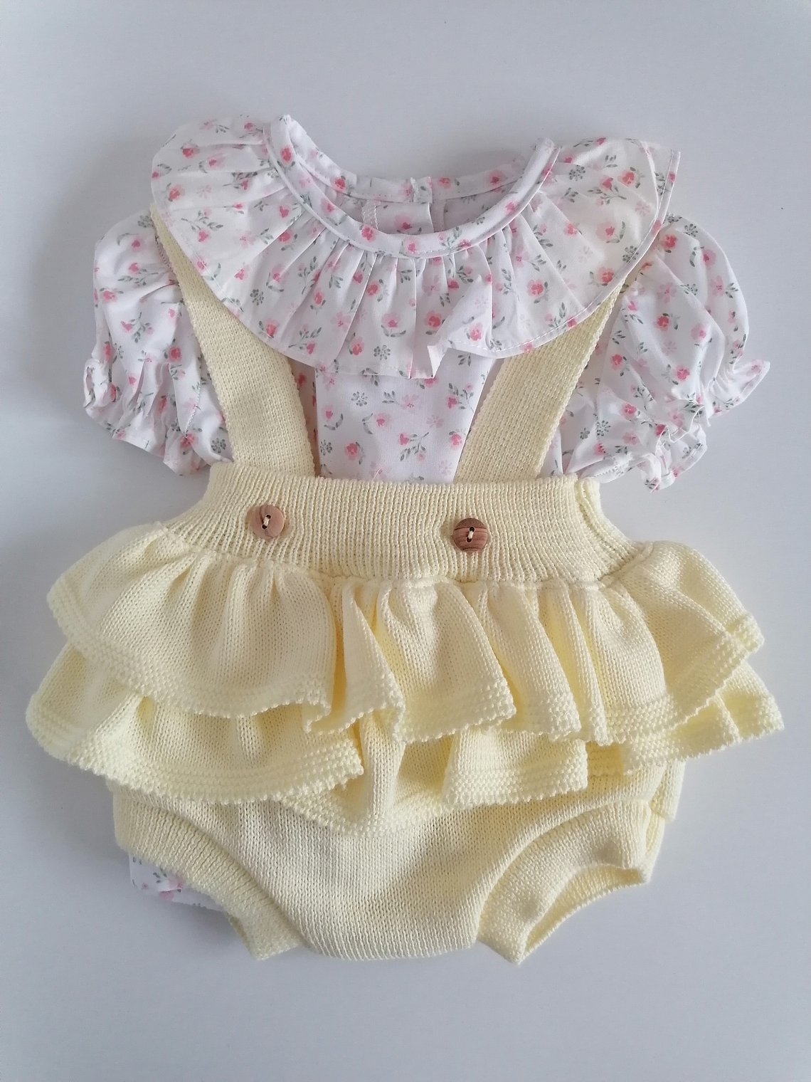 Conjunto bebé jardineira em malha com folhos e blusa floral 1