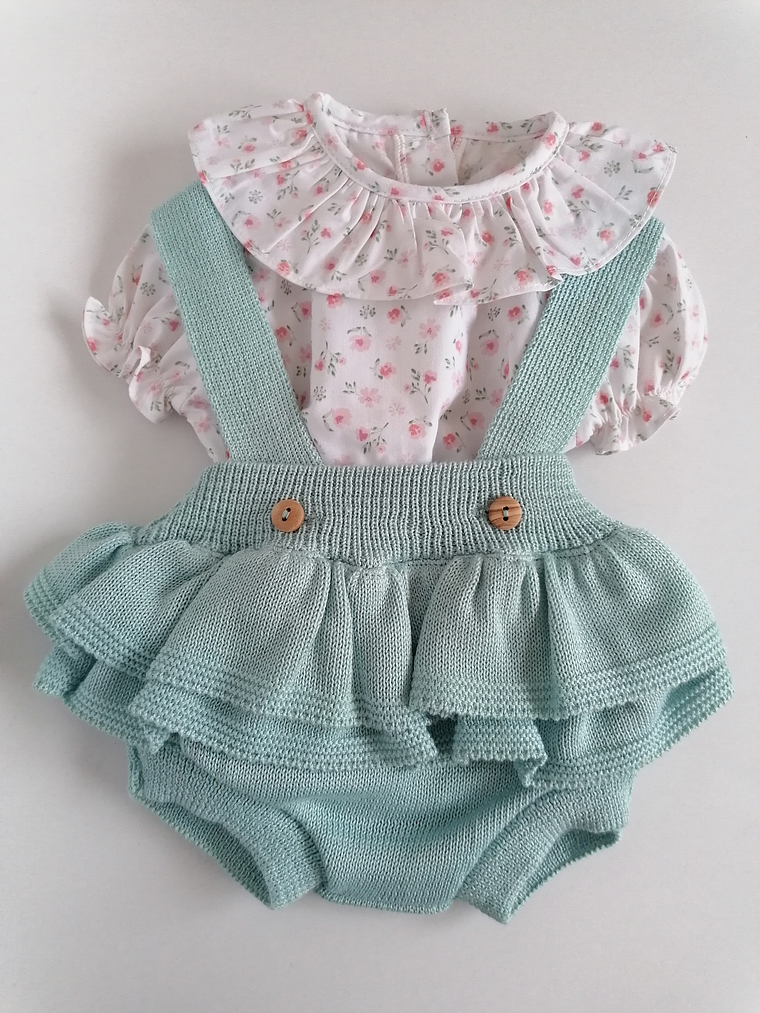 Conjunto bebé jardineira em malha com folhos e blusa floral 4