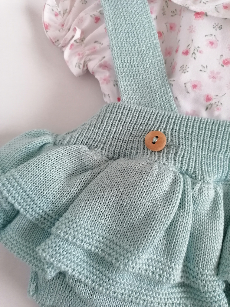 Conjunto bebé jardineira em malha com folhos e blusa floral 5