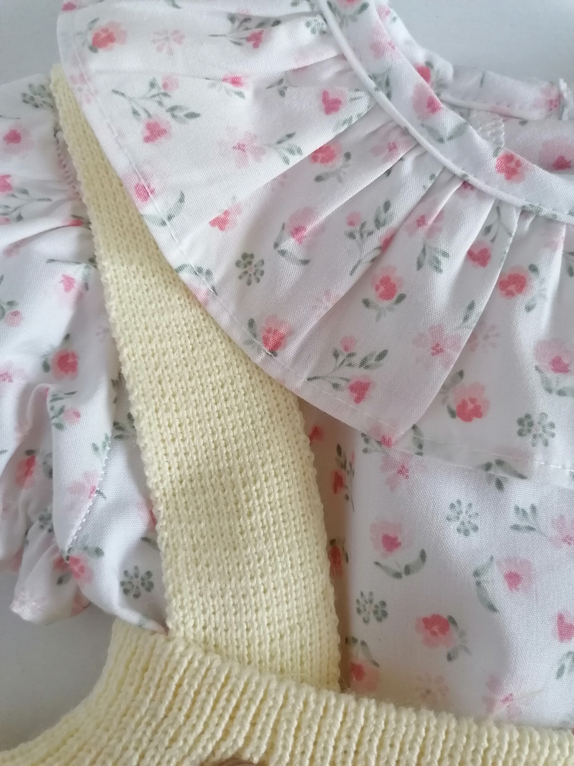 Conjunto bebé jardineira em malha com folhos e blusa floral 6