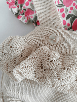 Conjunto bebé jardineira em malha com folhos e blusa floral