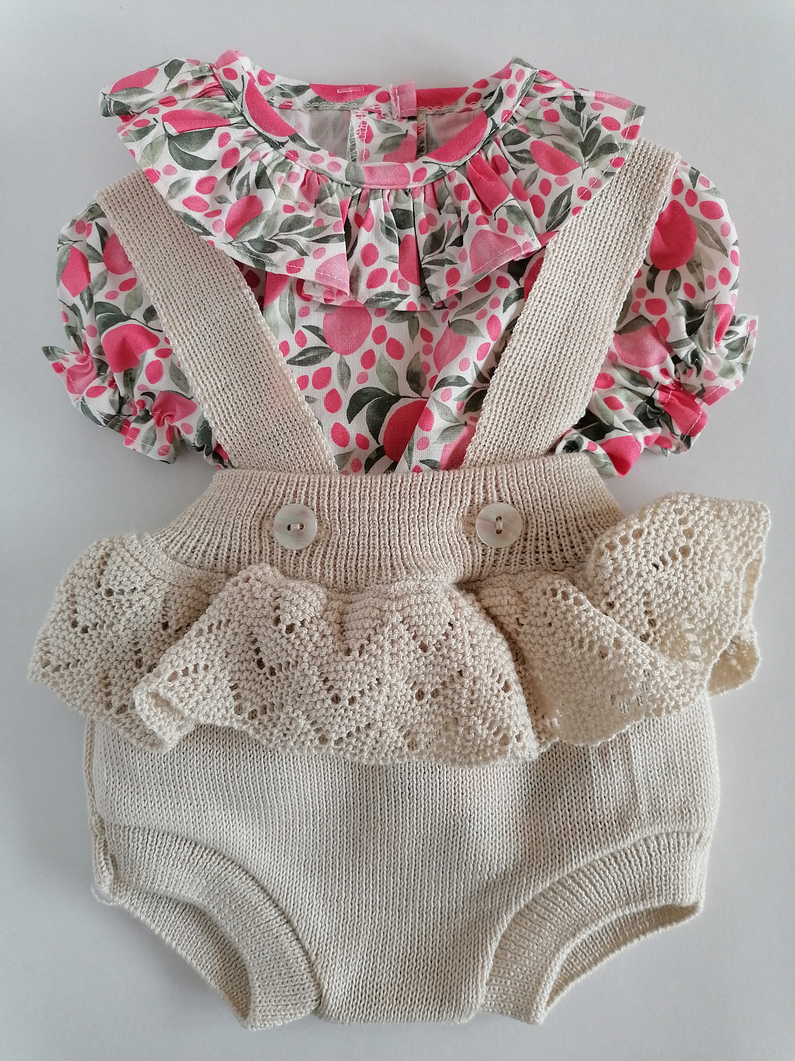 Conjunto bebé jardineira em malha com folhos e blusa floral 3